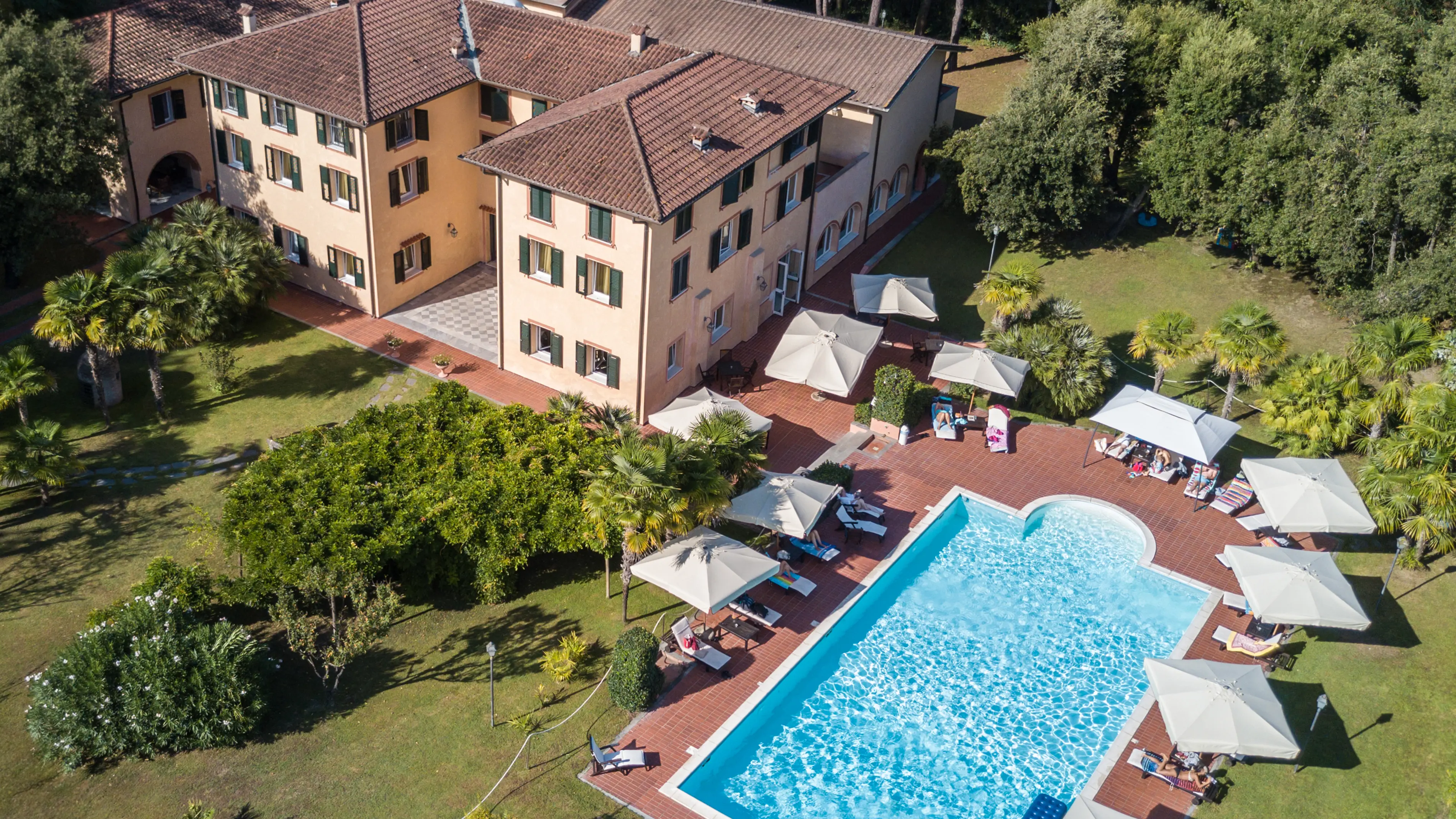 Hotel Cavalieri del Mare — la villa nel parco